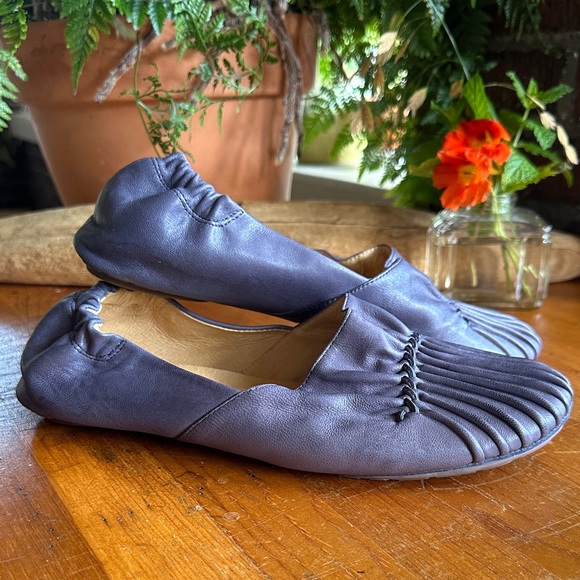Chocolate Blu pin tuck comfort flat in graphite/gray blue leather. Size 10 Wide - Picture 1 of 8